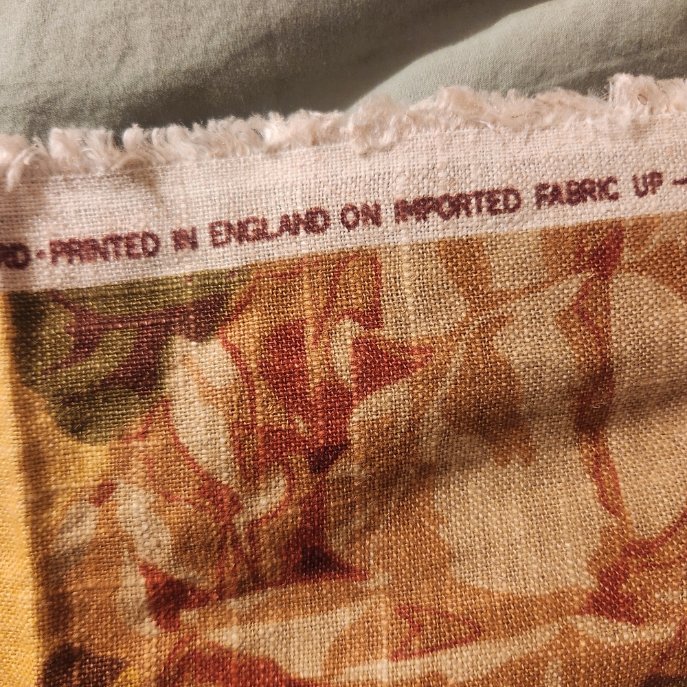 Floral Patterned Heavy Linen Fabric in Red, Green and Yellow. - Picture 10 of 14
